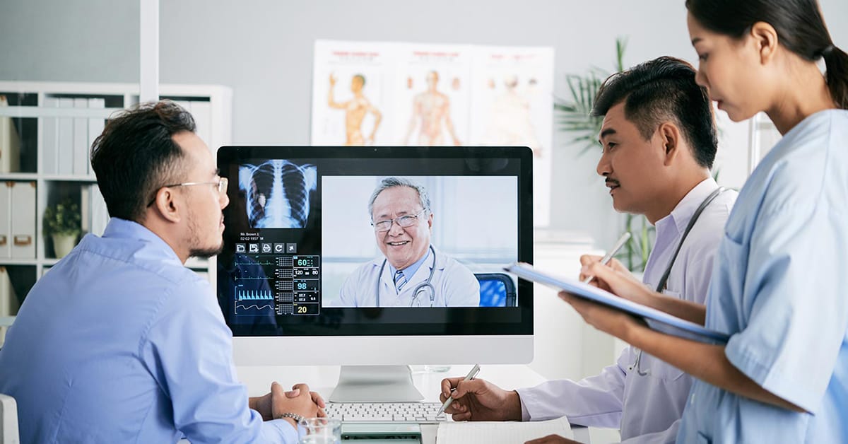 patient and physician engaged in teleconsultation to Cut Readmissions with RPM